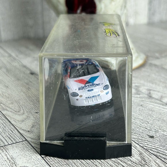 Racing Champions Mark Martin #6 NASCAR Valvoline 1:24 Die Cast New - Picture 6 of 9